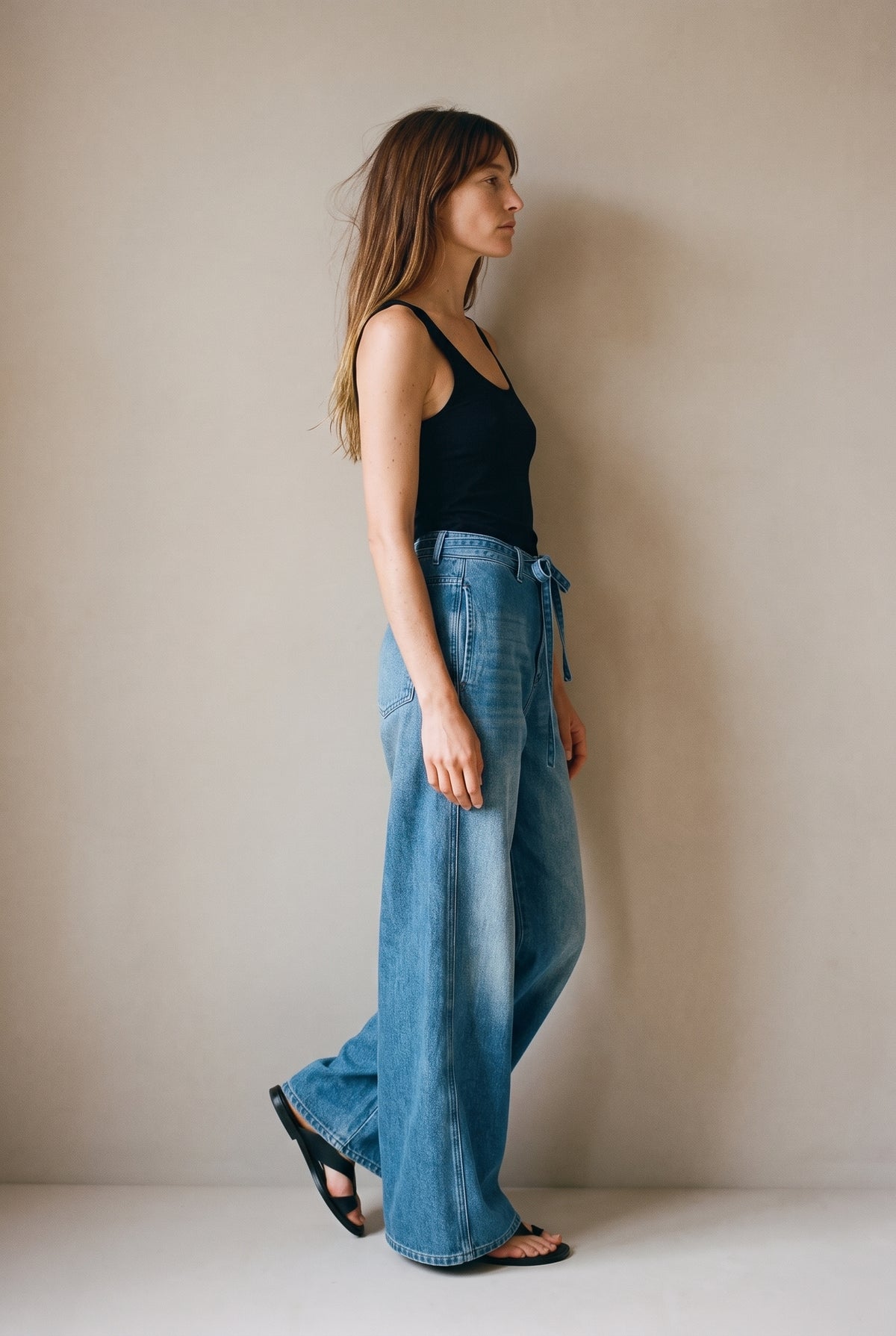 Jean bleu à jambes larges avec détails de coutures