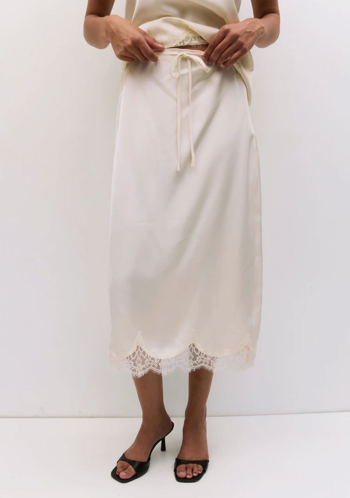 Satin Skirt With Lace Trim Cream MOD REF