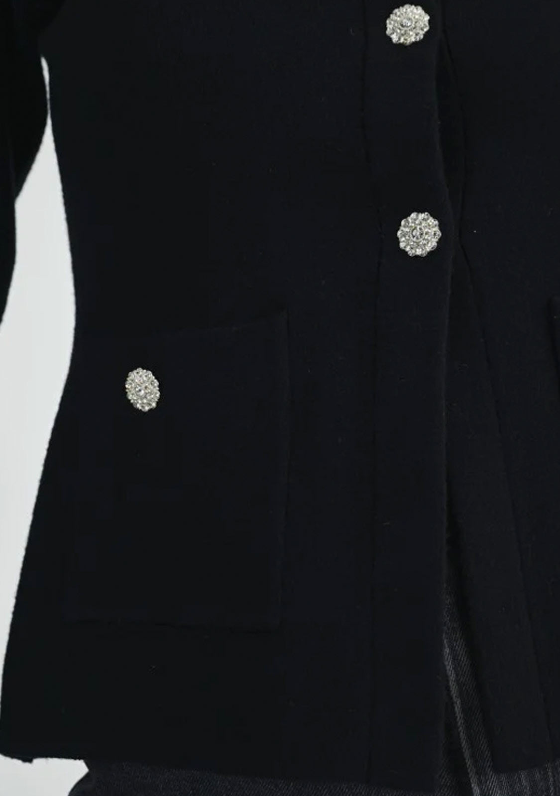 Veste noire en maille à boutons bijoux sur le devant