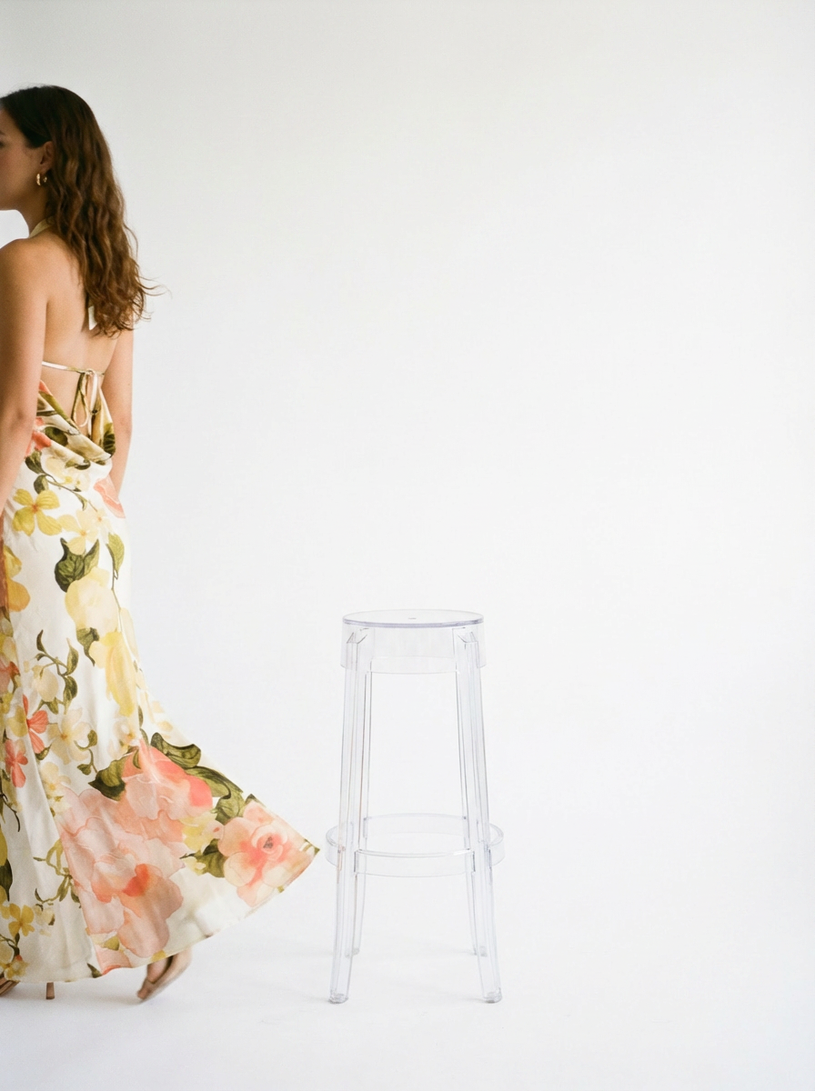 Robe dos nu à bordure métallique sur un côté