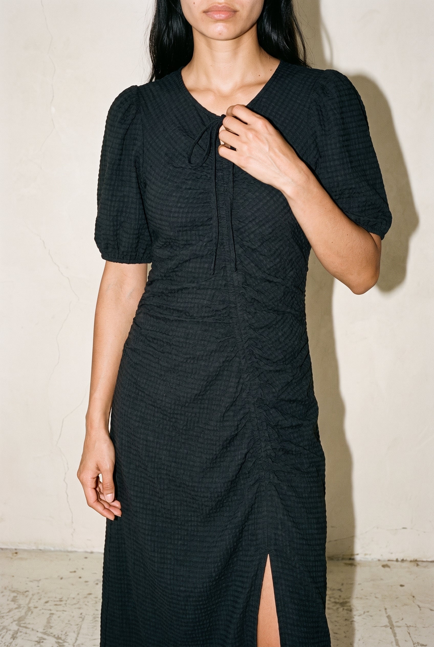 Robe midi en jersey structuré ouvert couleur carbone
