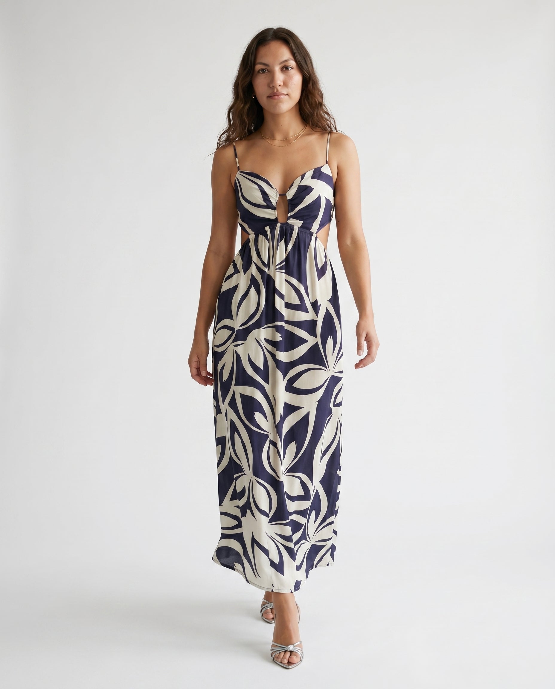 Robe dos nu à bordure métallique sur un côté