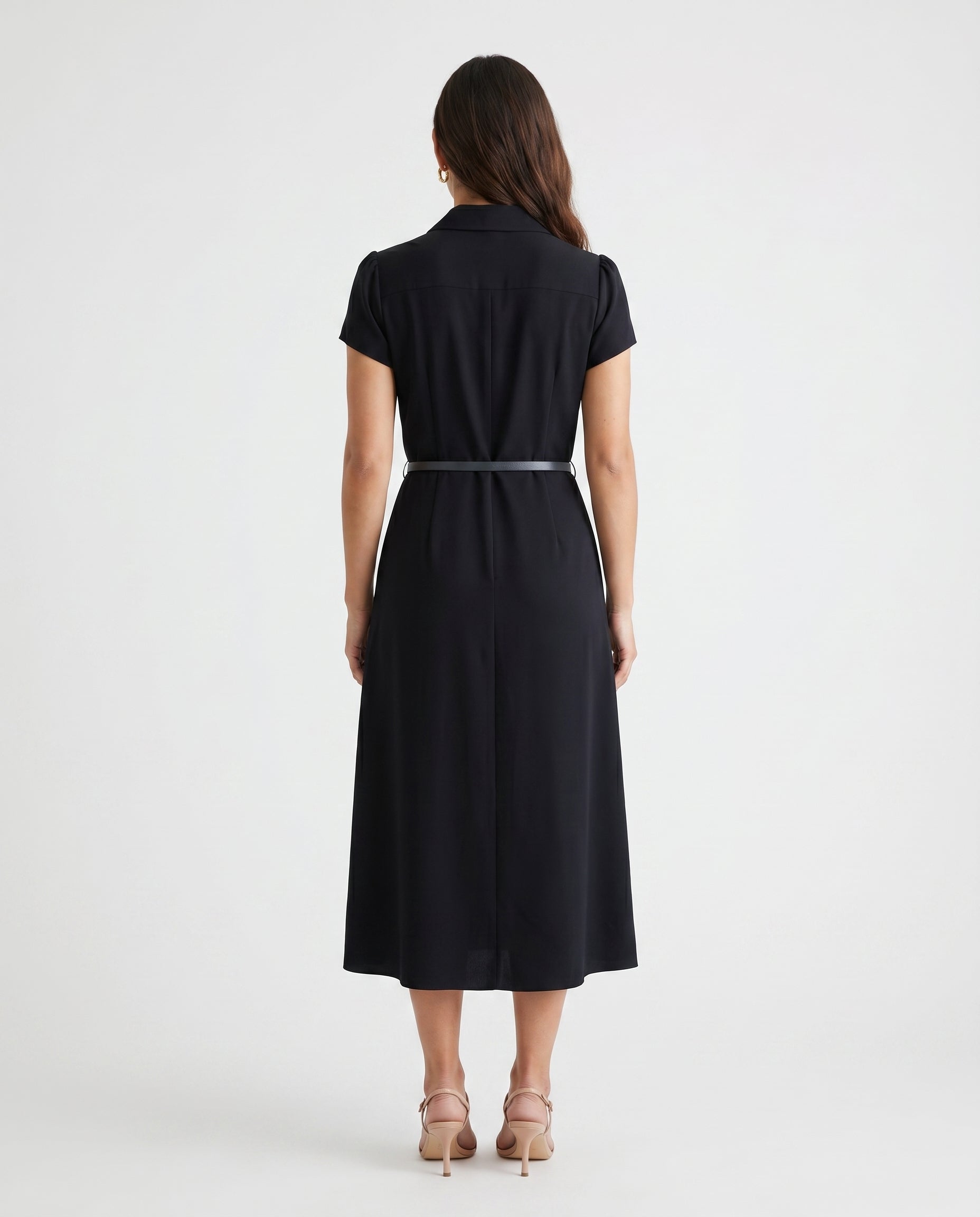 Robe noire à manches courtes boutonnée sur le devant et ceinturée