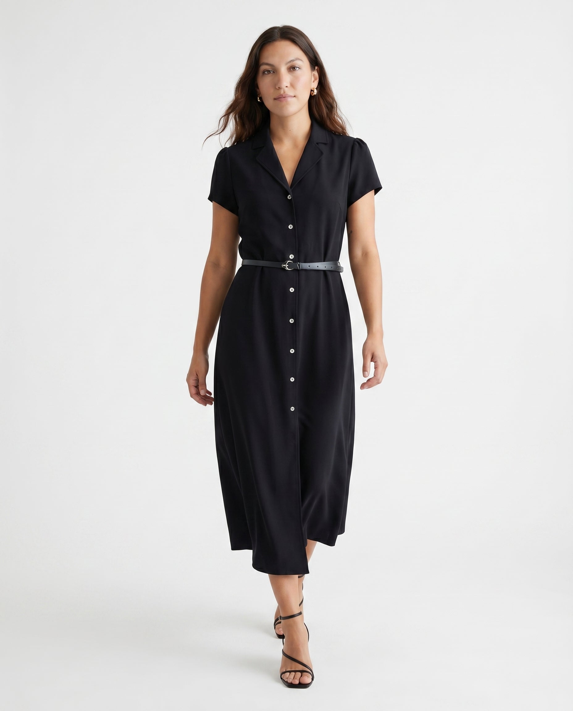 Robe noire à manches courtes boutonnée sur le devant et ceinturée