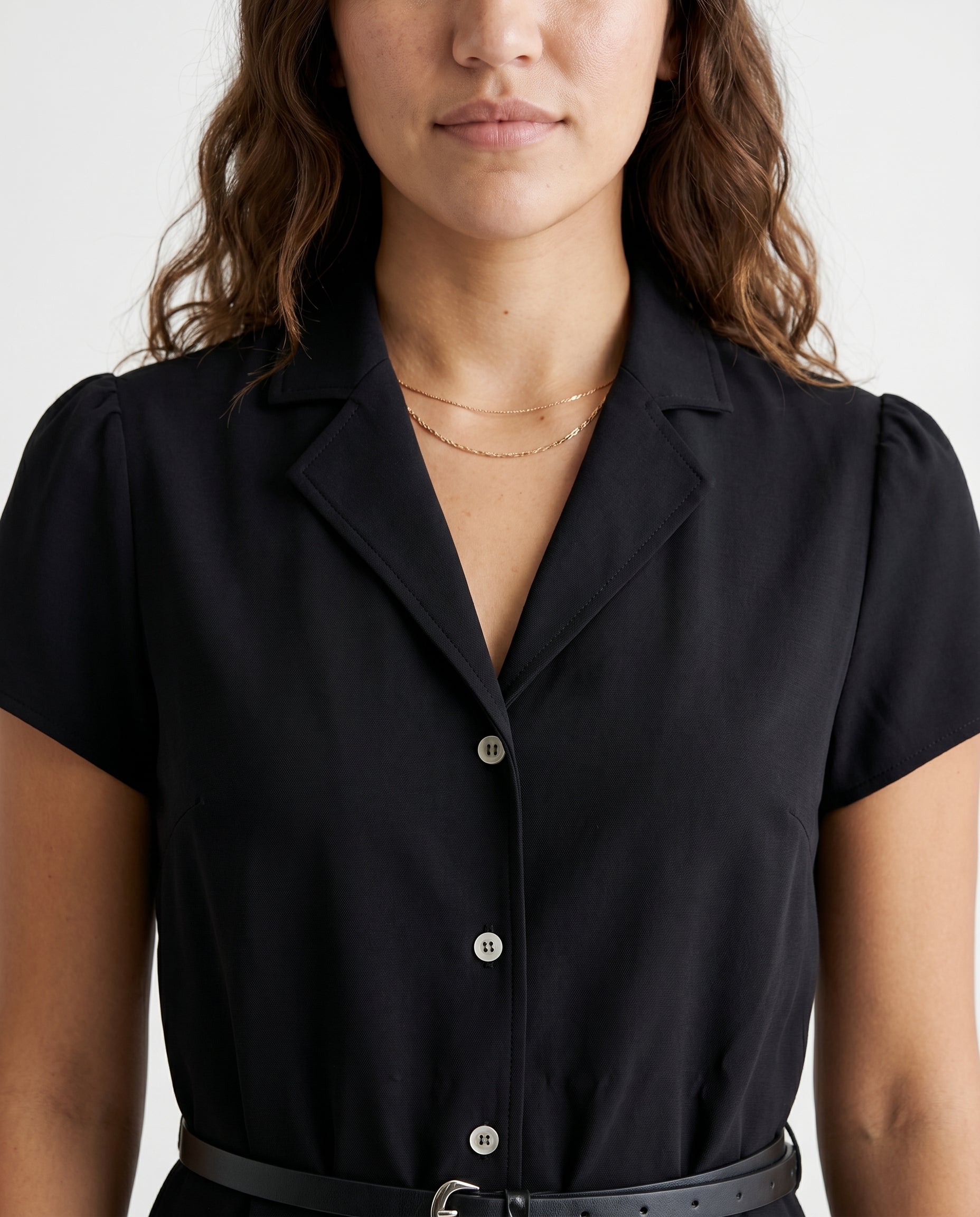 Robe noire à manches courtes boutonnée sur le devant et ceinturée