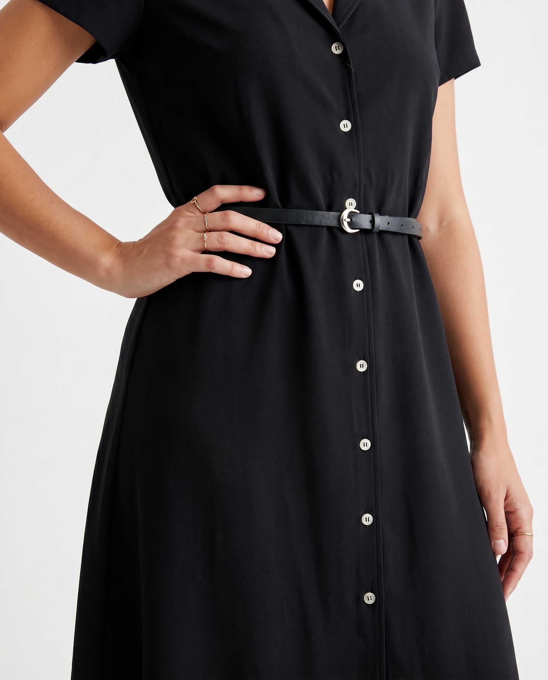 Robe noire à manches courtes boutonnée sur le devant et ceinturée