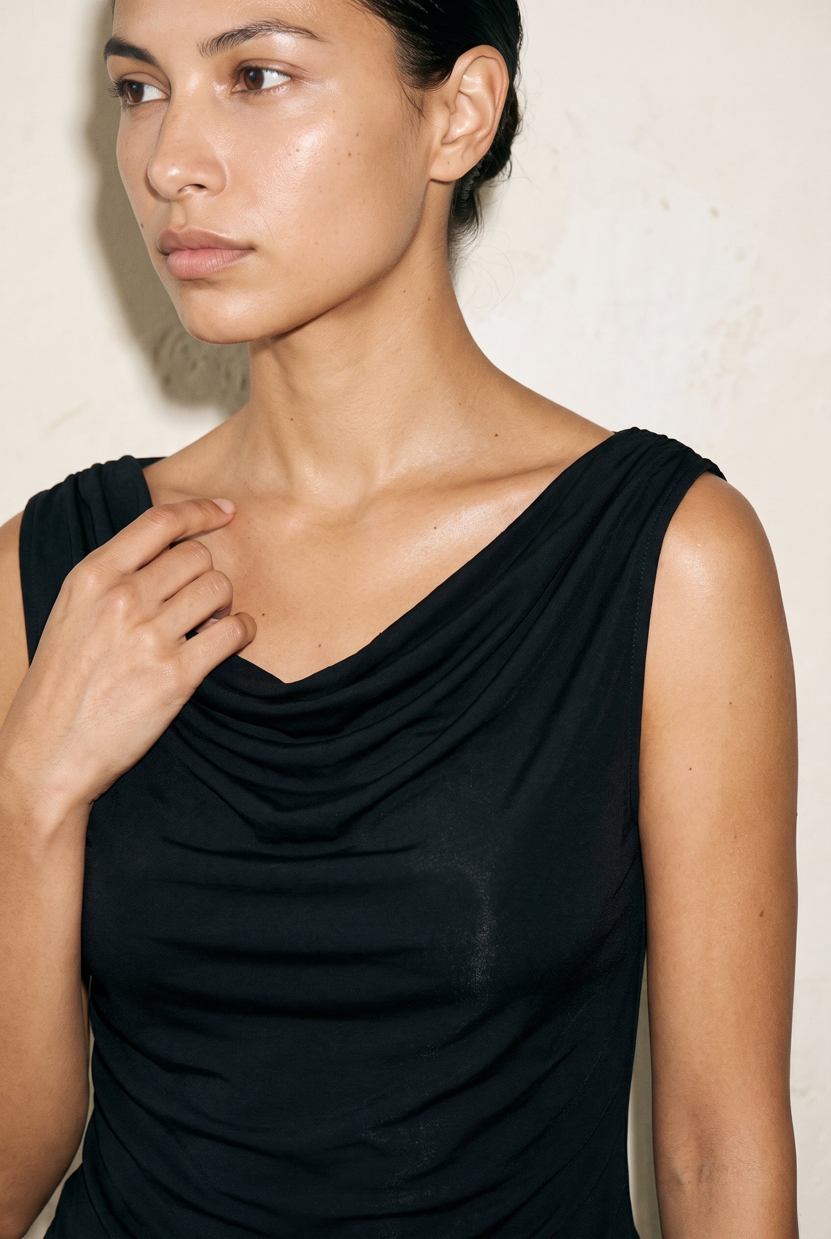 Sleeveless Boat Neck Blouse Black Hyfve