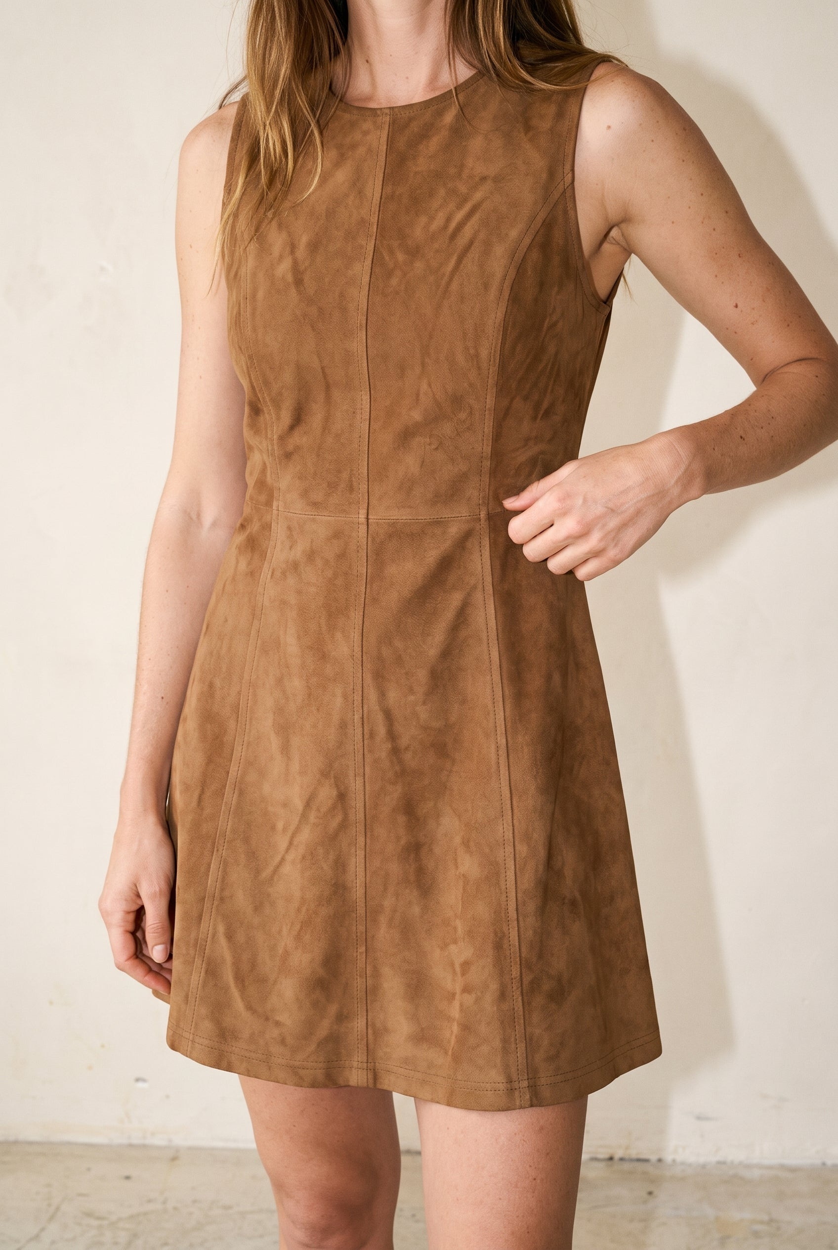 Robe mini trapèze dos nu en daim et denim