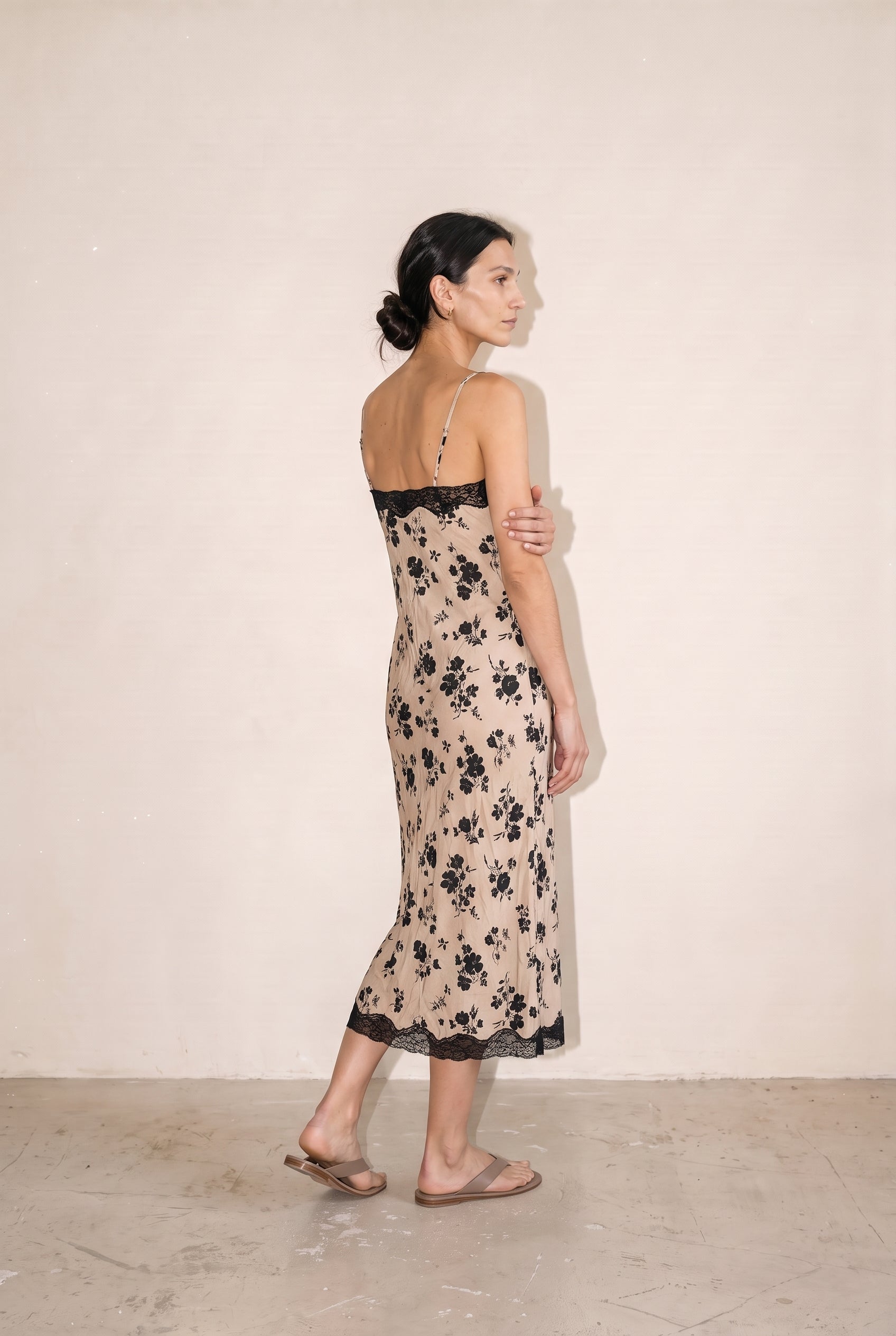 Robe midi en velours dévoré à bonnets spaghetti et résille