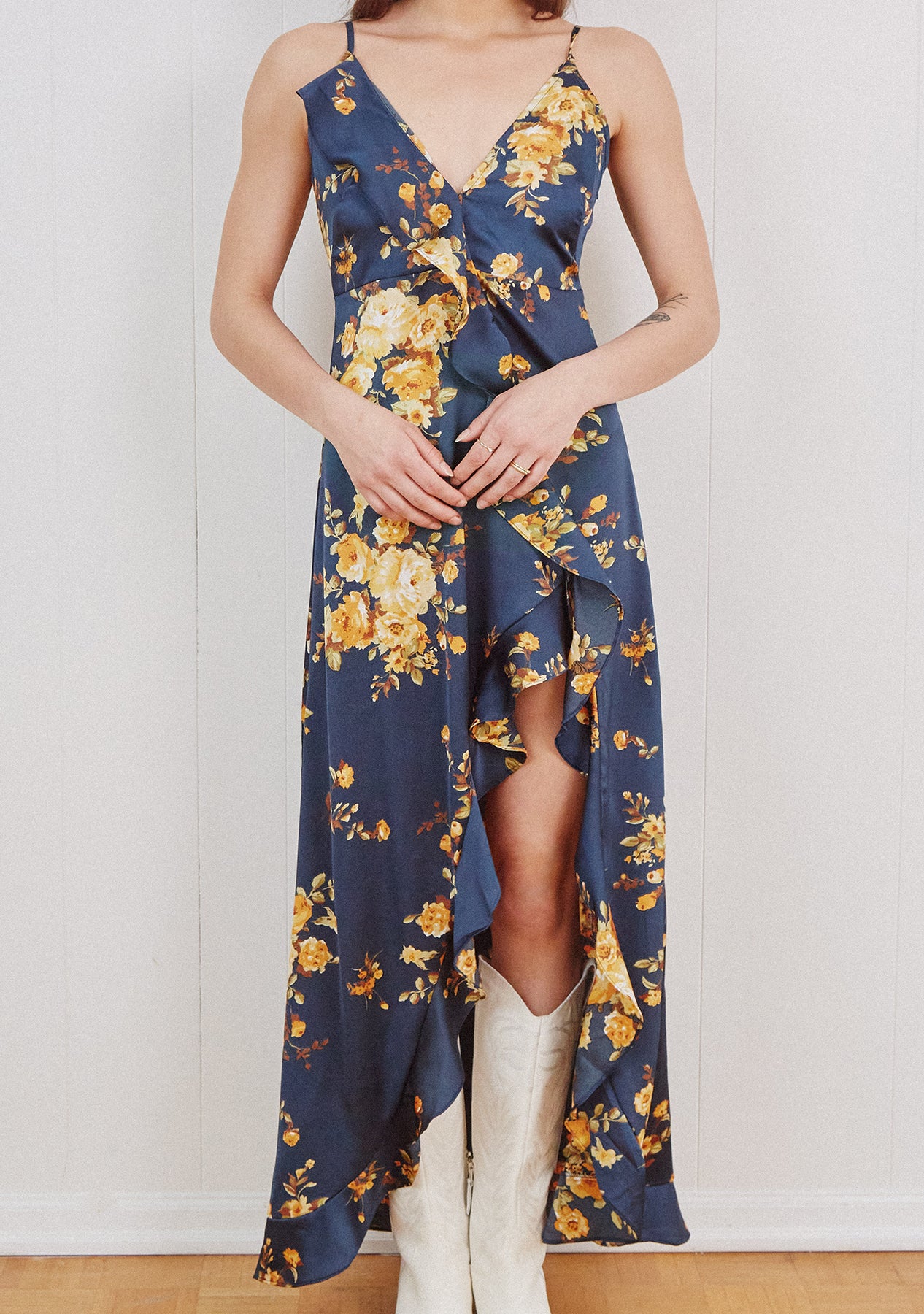 Robe fleurie à jambes dénudées