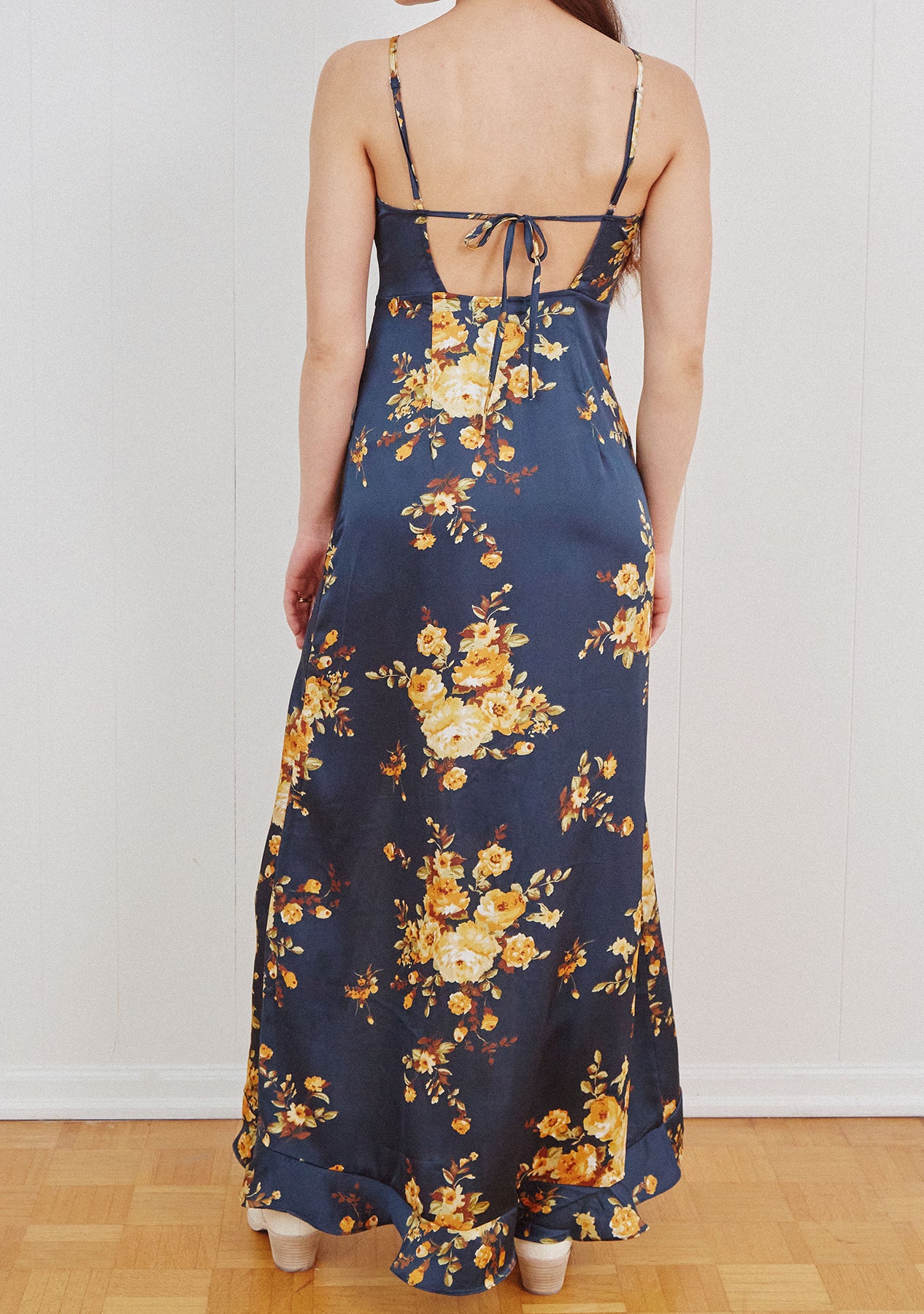 Robe fleurie à jambes dénudées