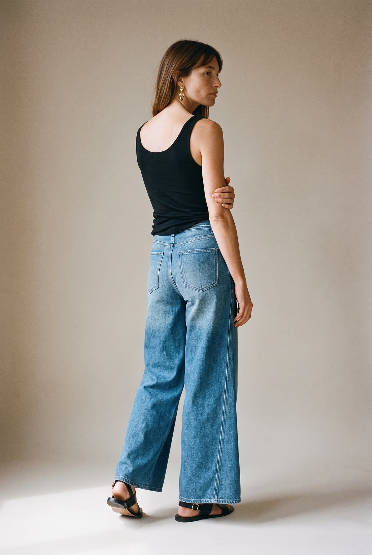 Jean bleu à jambes larges avec détails de coutures