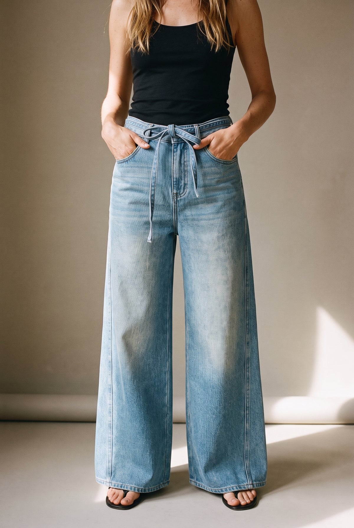 Jean bleu à jambes larges avec détails de coutures