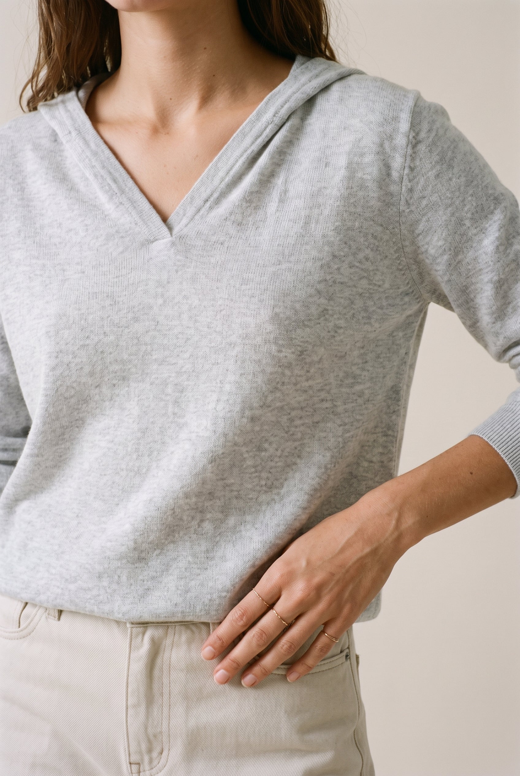 Sweat à capuche en maille grise