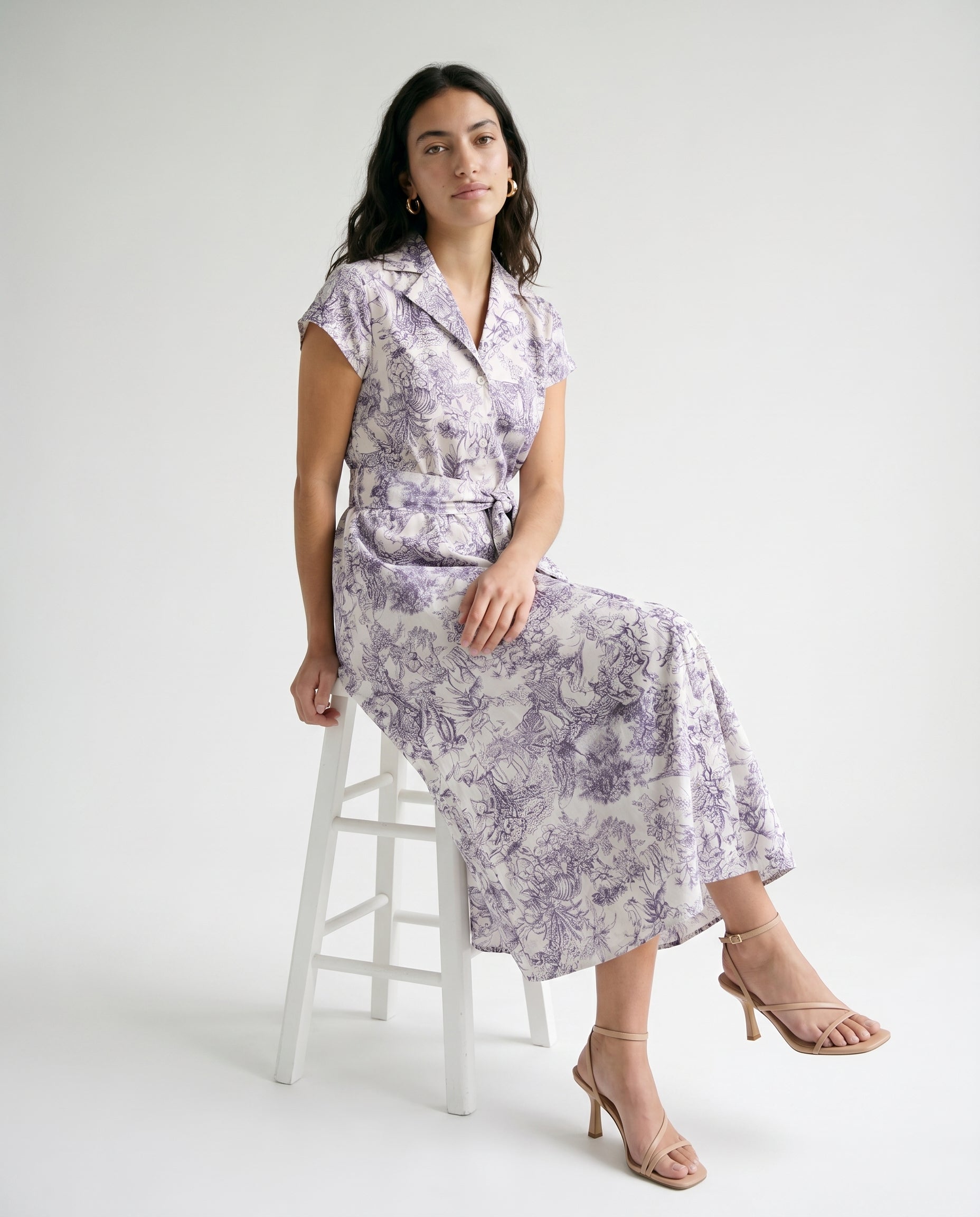 Robe midi boutonnée à manches courtes et ceinture ivoire/marine