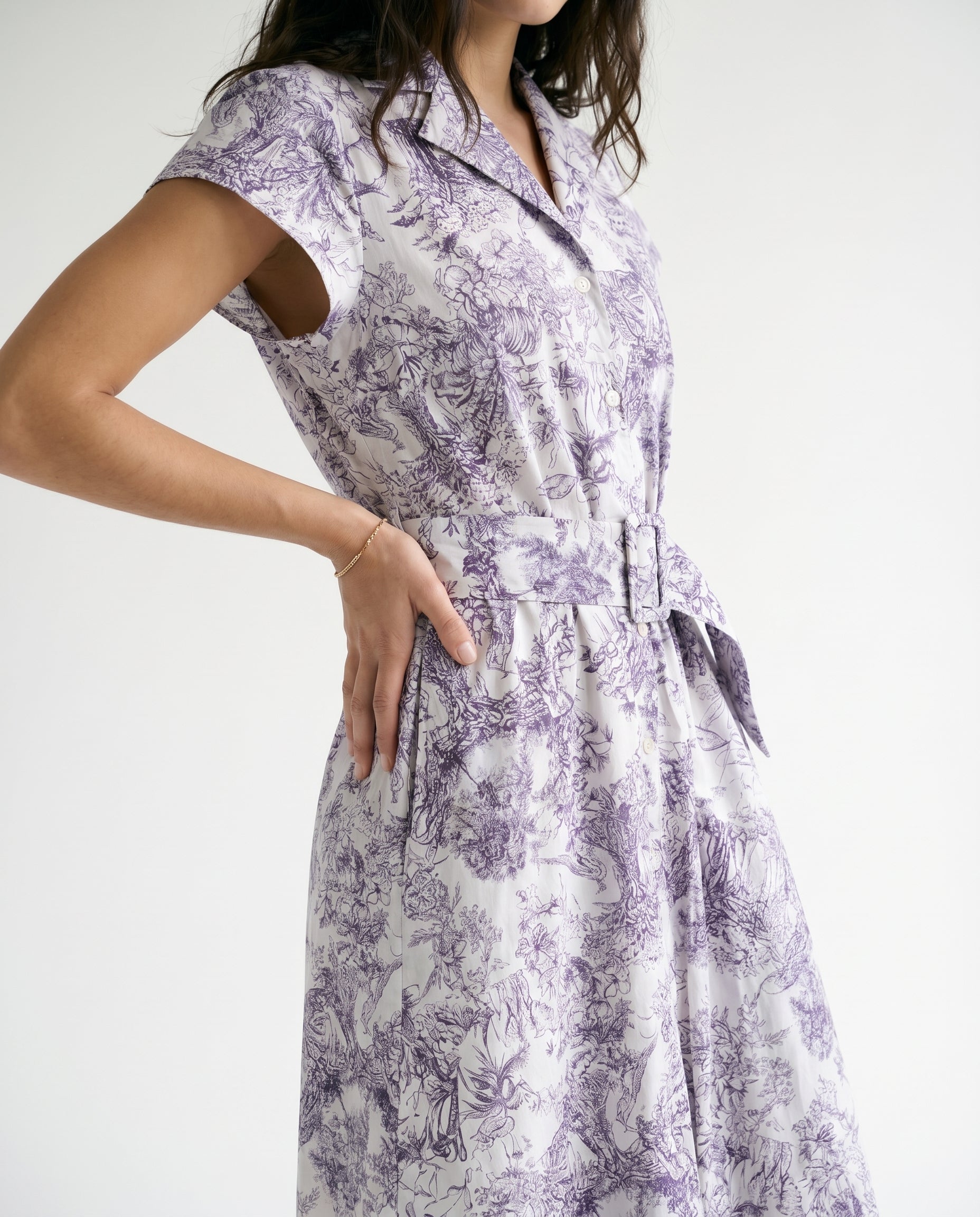 Robe midi boutonnée à manches courtes et ceinture ivoire/marine