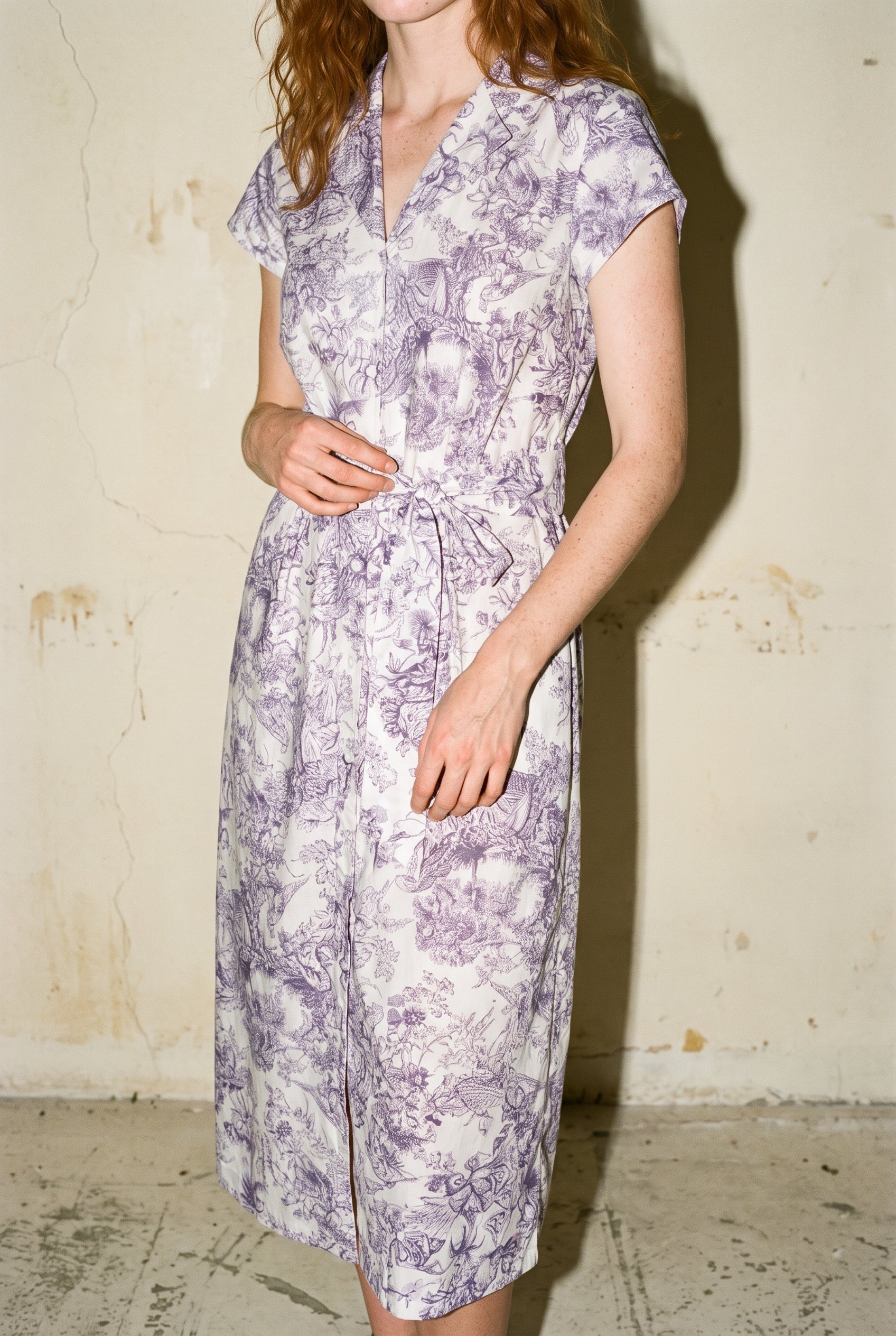 Robe midi boutonnée à manches courtes et ceinture ivoire/marine