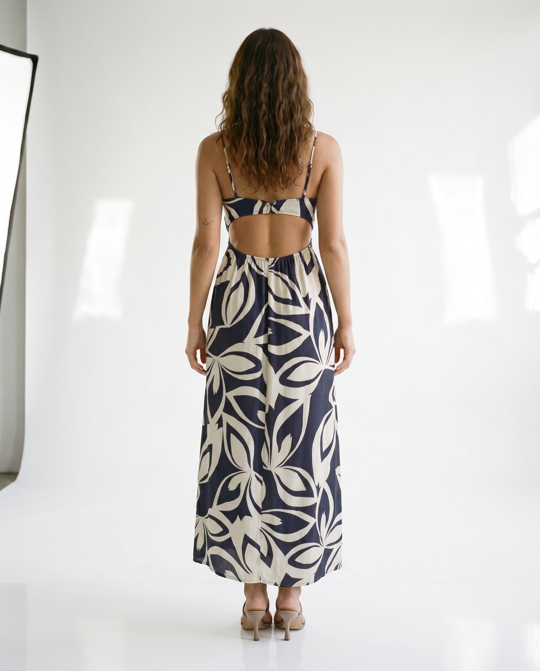 Robe dos nu à bordure métallique sur un côté