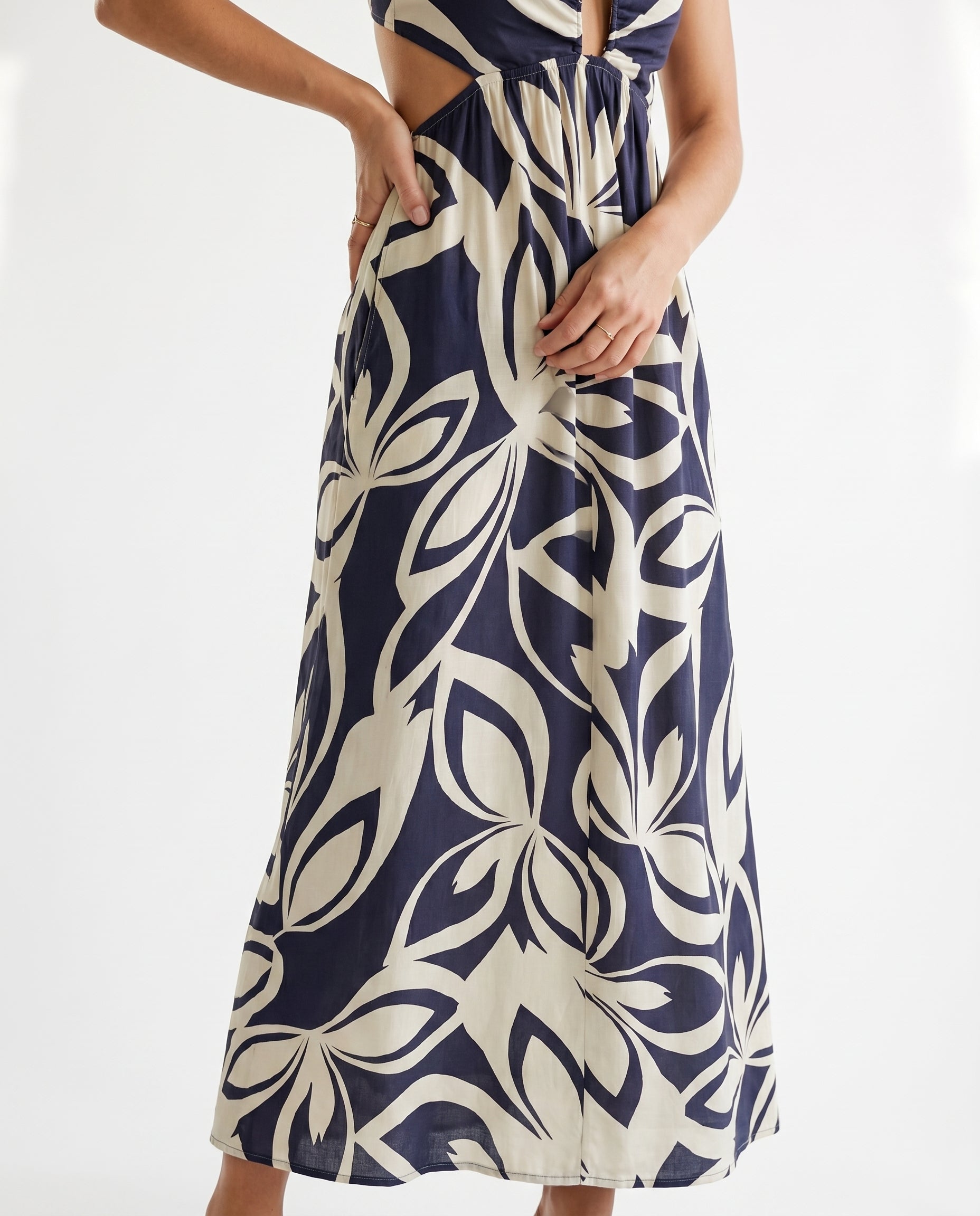 Robe dos nu à bordure métallique sur un côté
