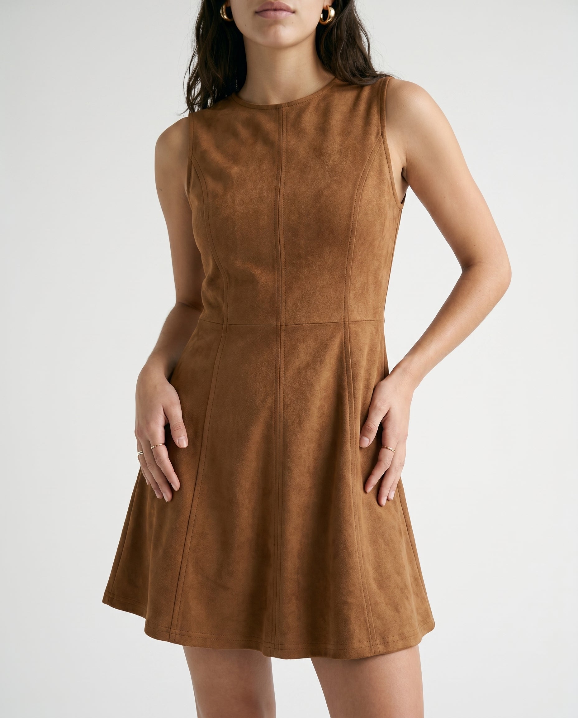 Robe mini trapèze dos nu en daim et denim