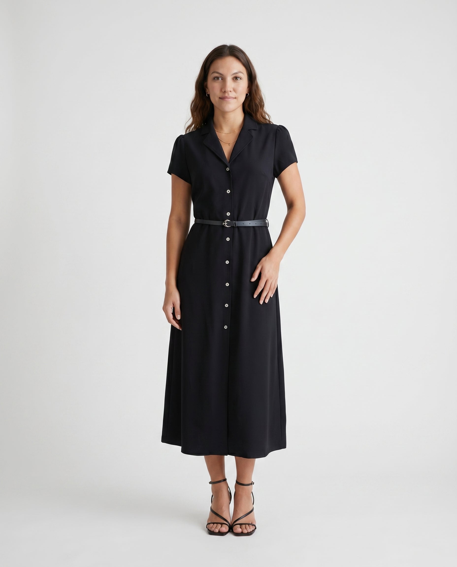 Robe noire à manches courtes boutonnée sur le devant et ceinturée
