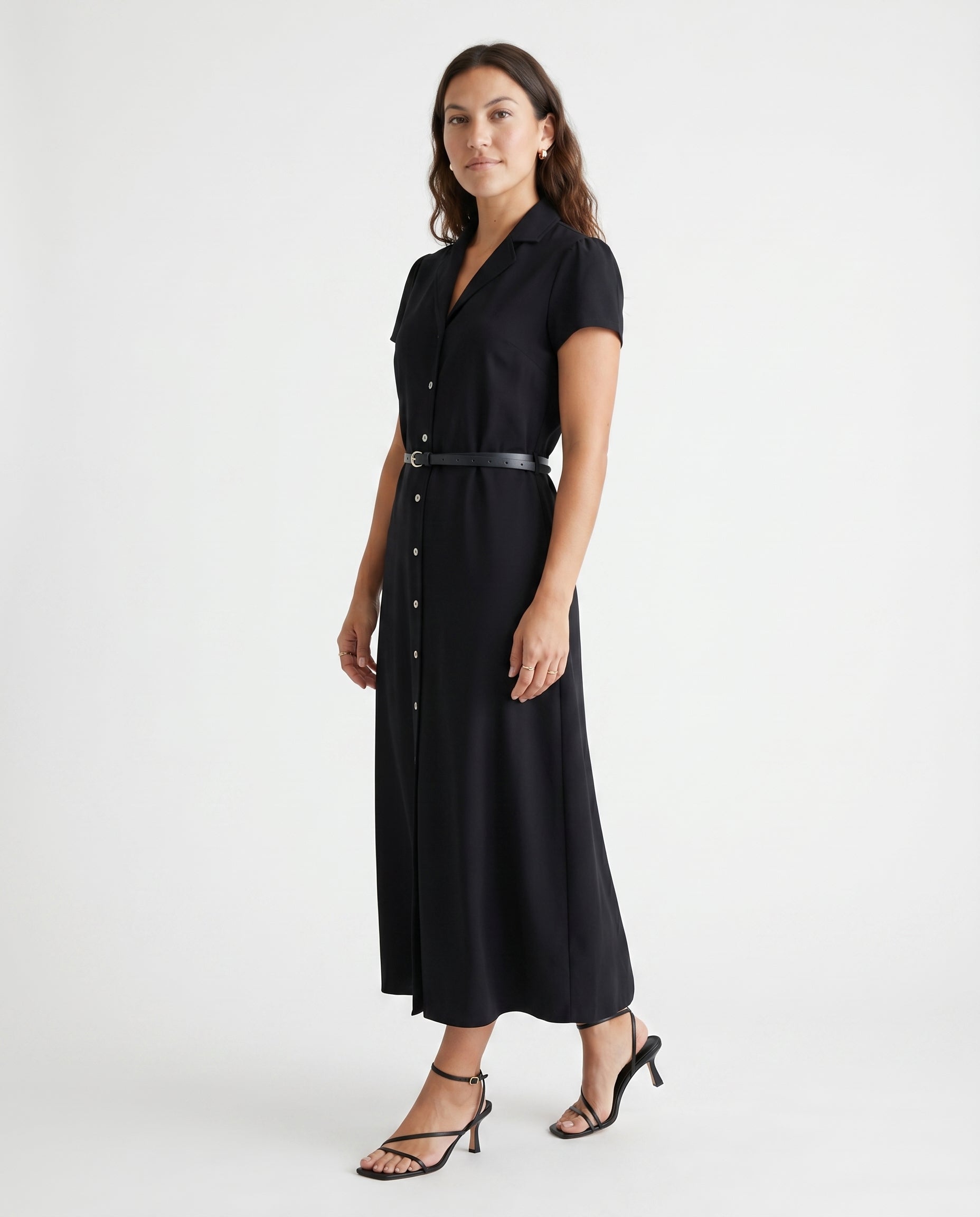 Robe noire à manches courtes boutonnée sur le devant et ceinturée