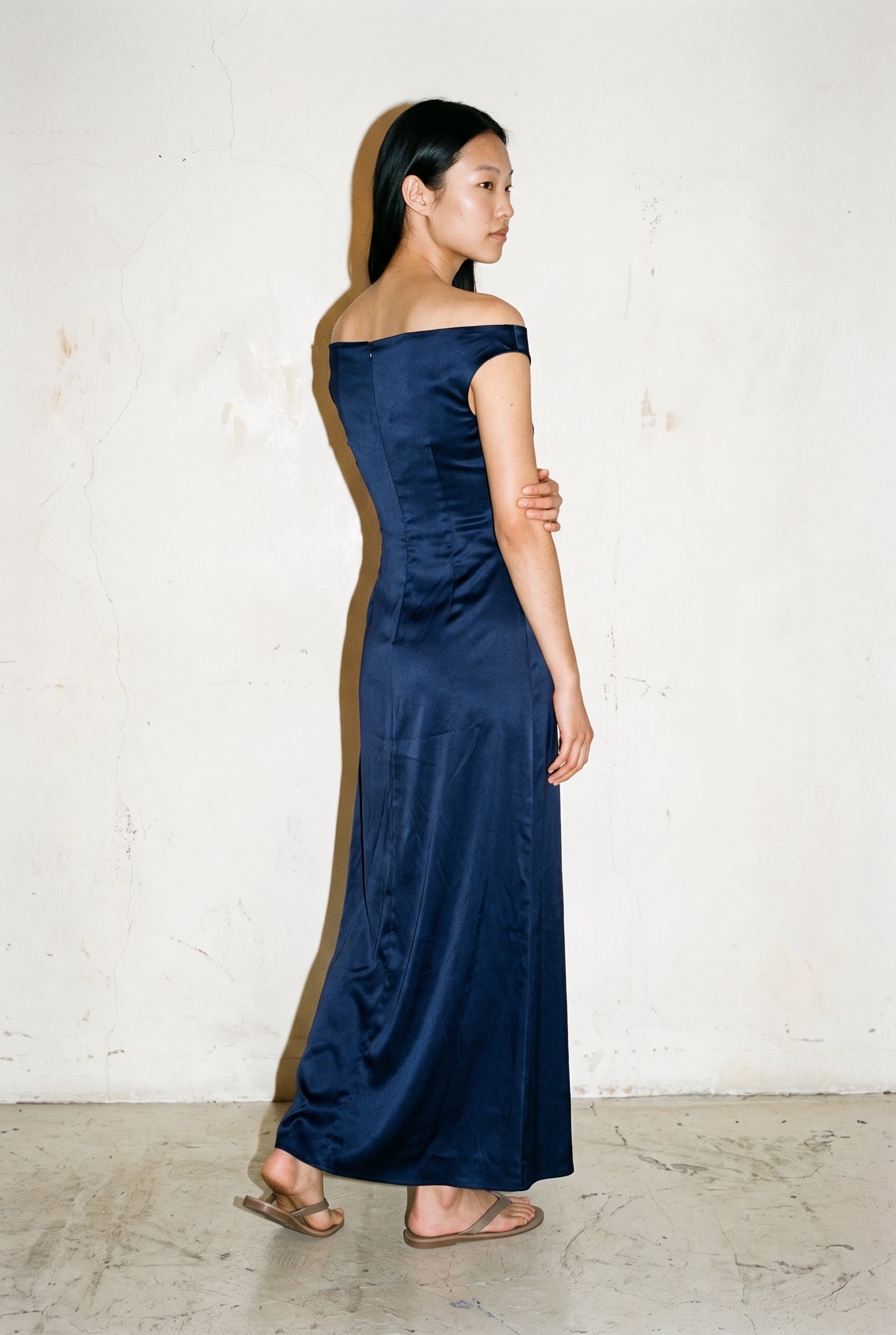 Robe longue en satin bleu marine à col bénitier