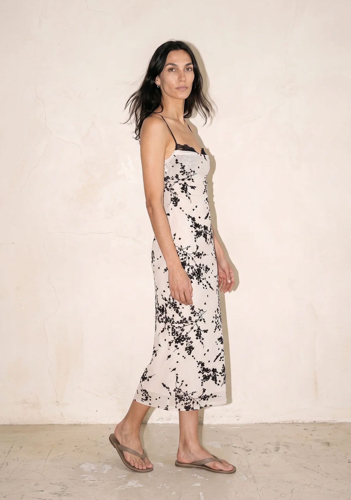 Robe midi en velours dévoré à bonnets spaghetti et résille