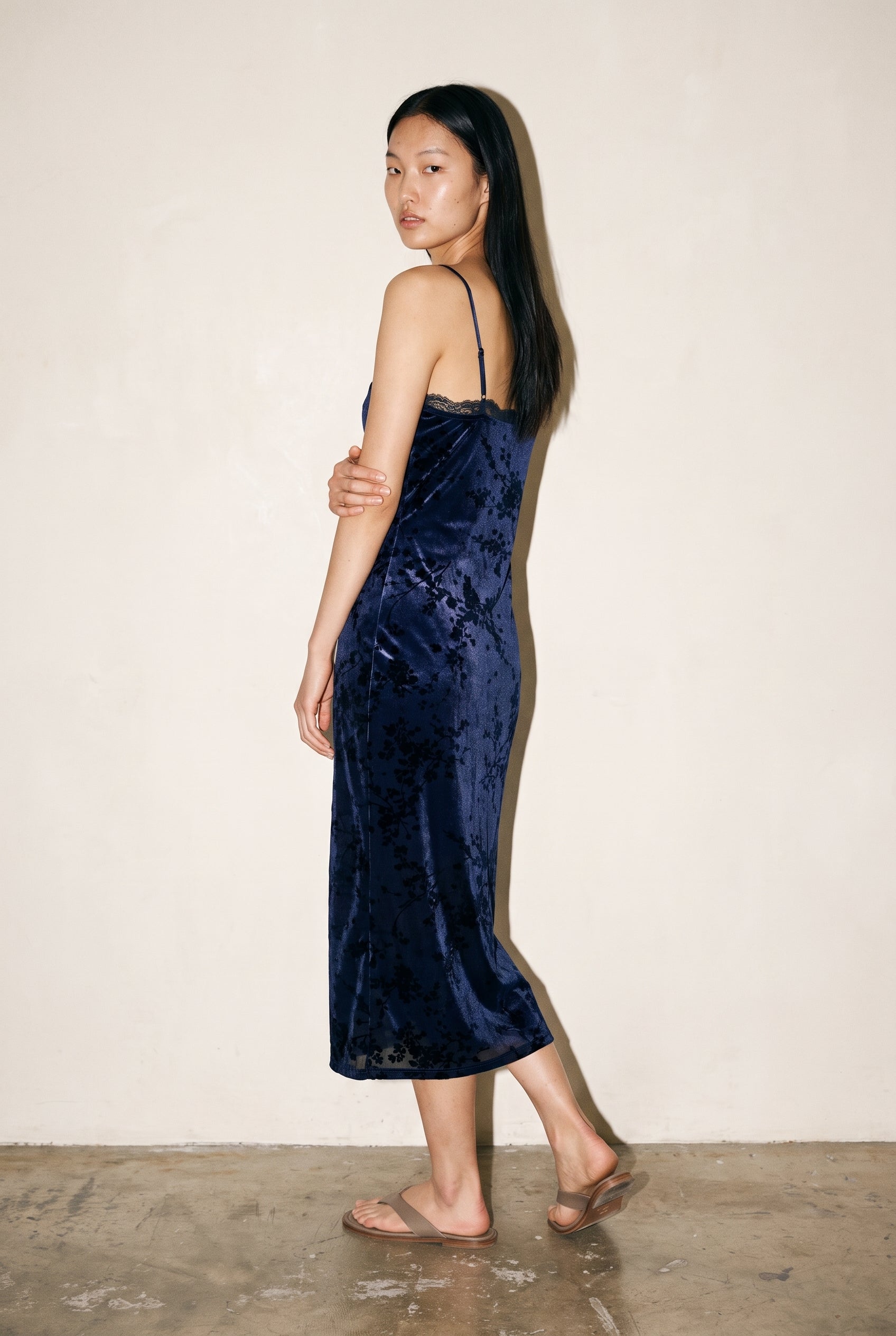 Robe midi en velours résille noir/marine à bretelles spaghetti et effet brûlé