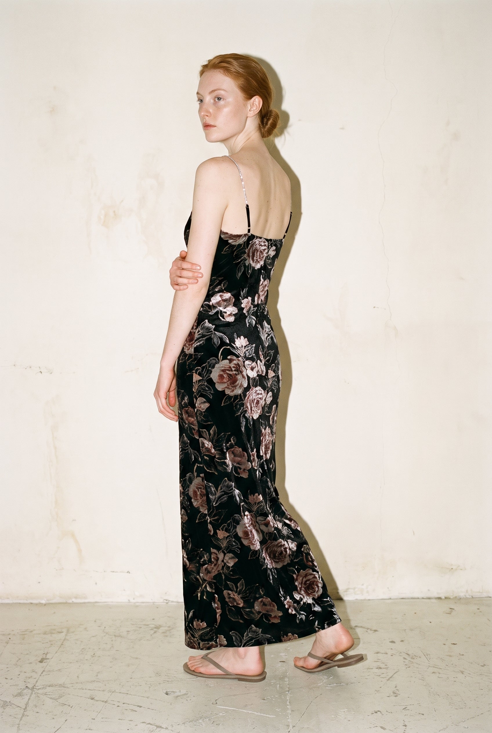 Robe longue en velours à fleurs avec bretelles strass, noire à fleurs