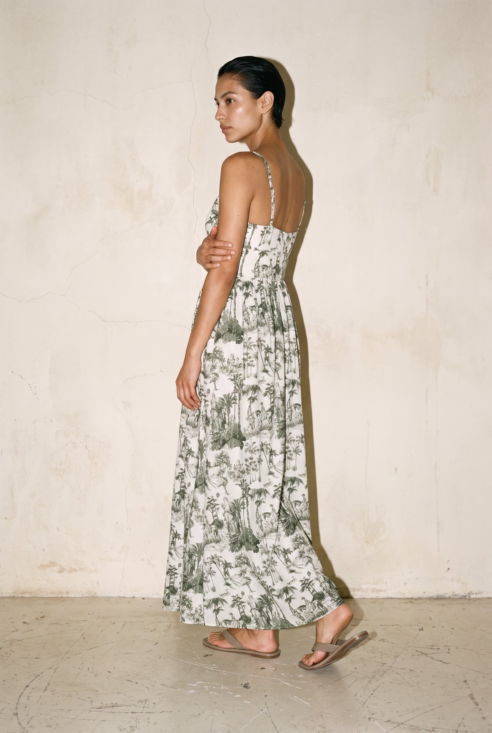 Robe maxi à fines bretelles et dos smocké, taille cintrée
