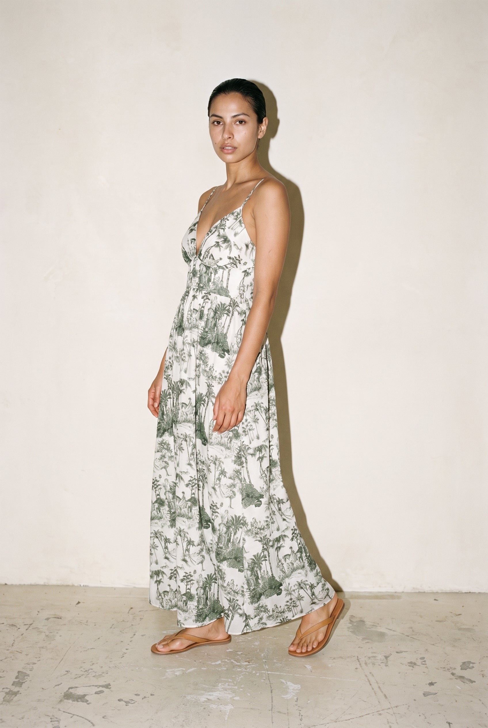 Robe maxi à fines bretelles et dos smocké, taille cintrée