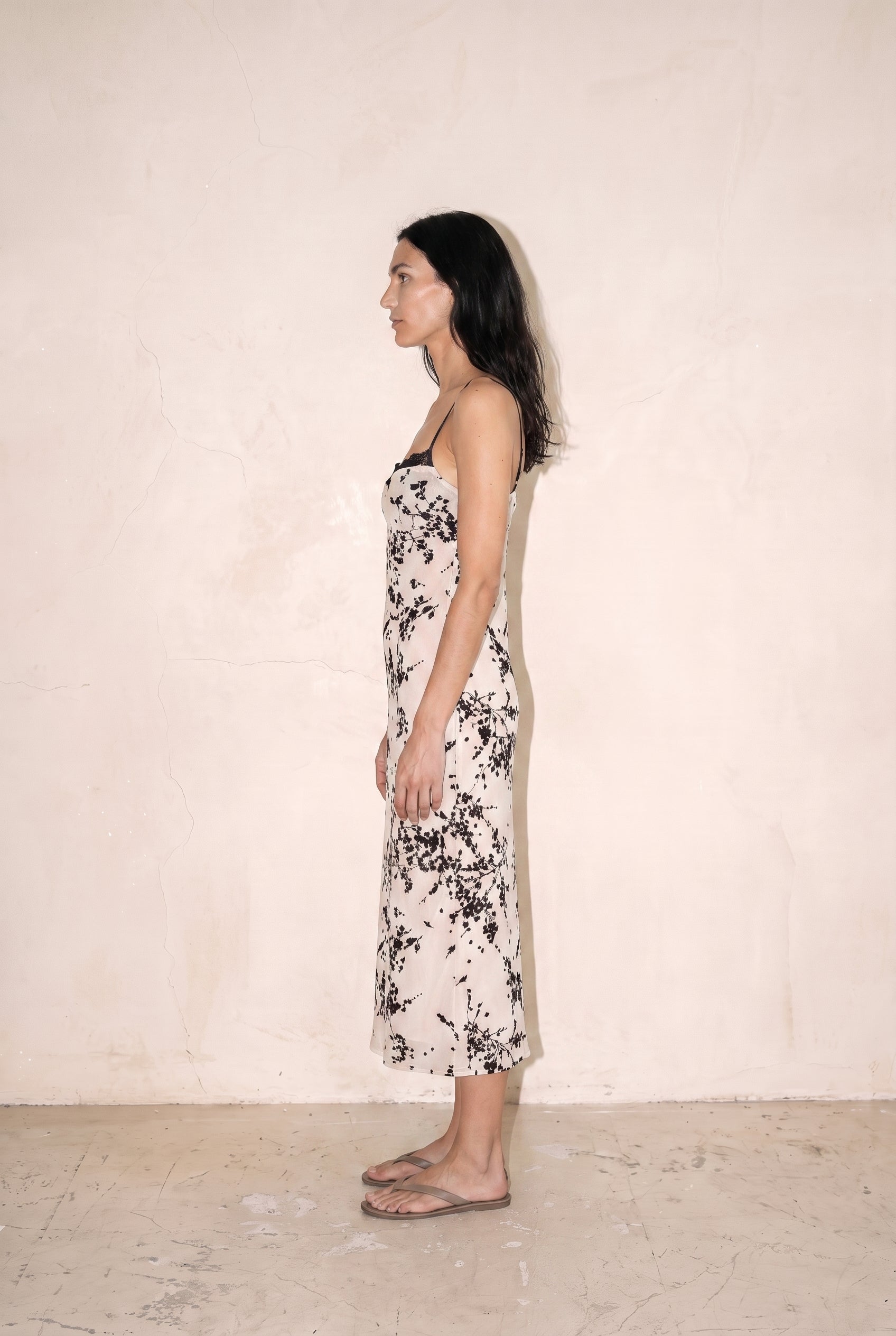 Robe midi en velours dévoré à bonnets spaghetti et résille