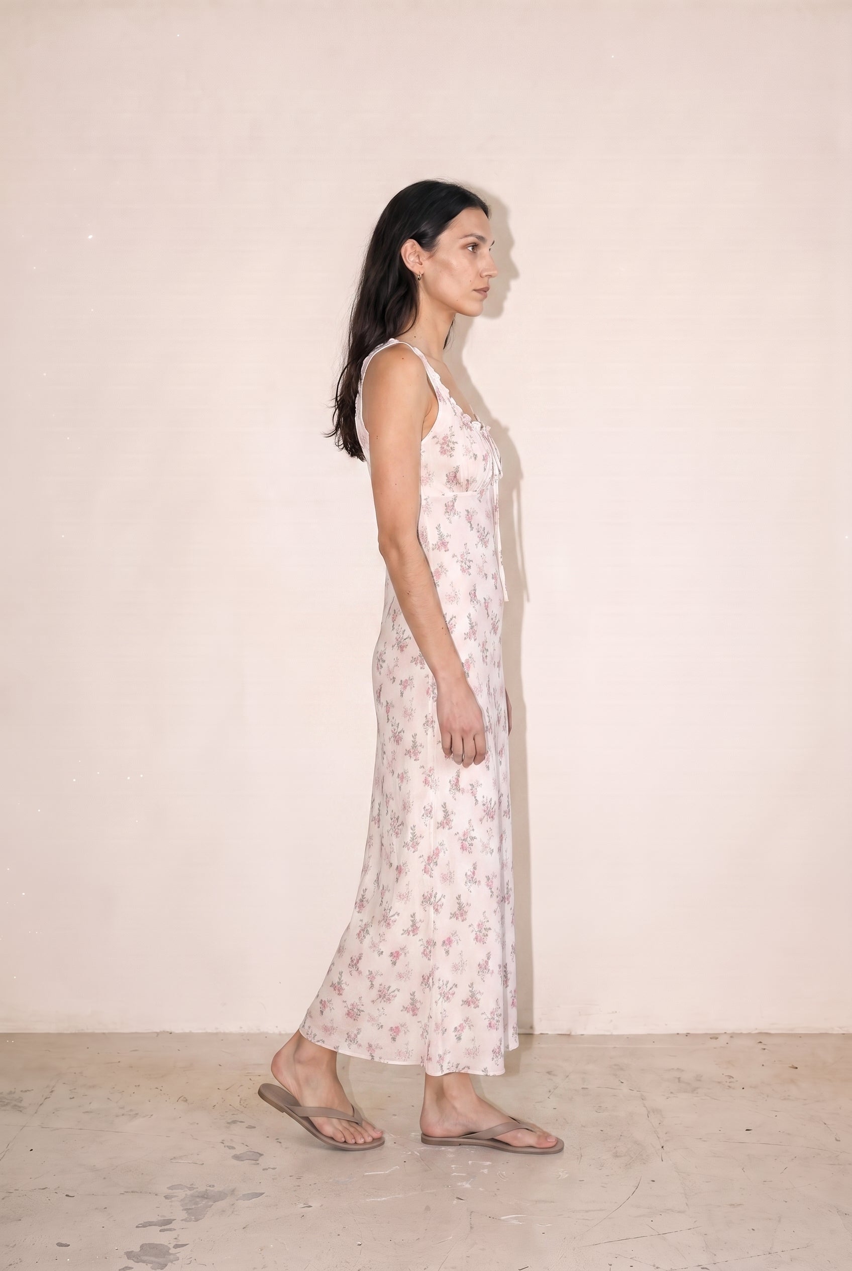 Robe longue Willow à fleurs, dos nu, détails en dentelle et liens à nouer, blanc cassé
