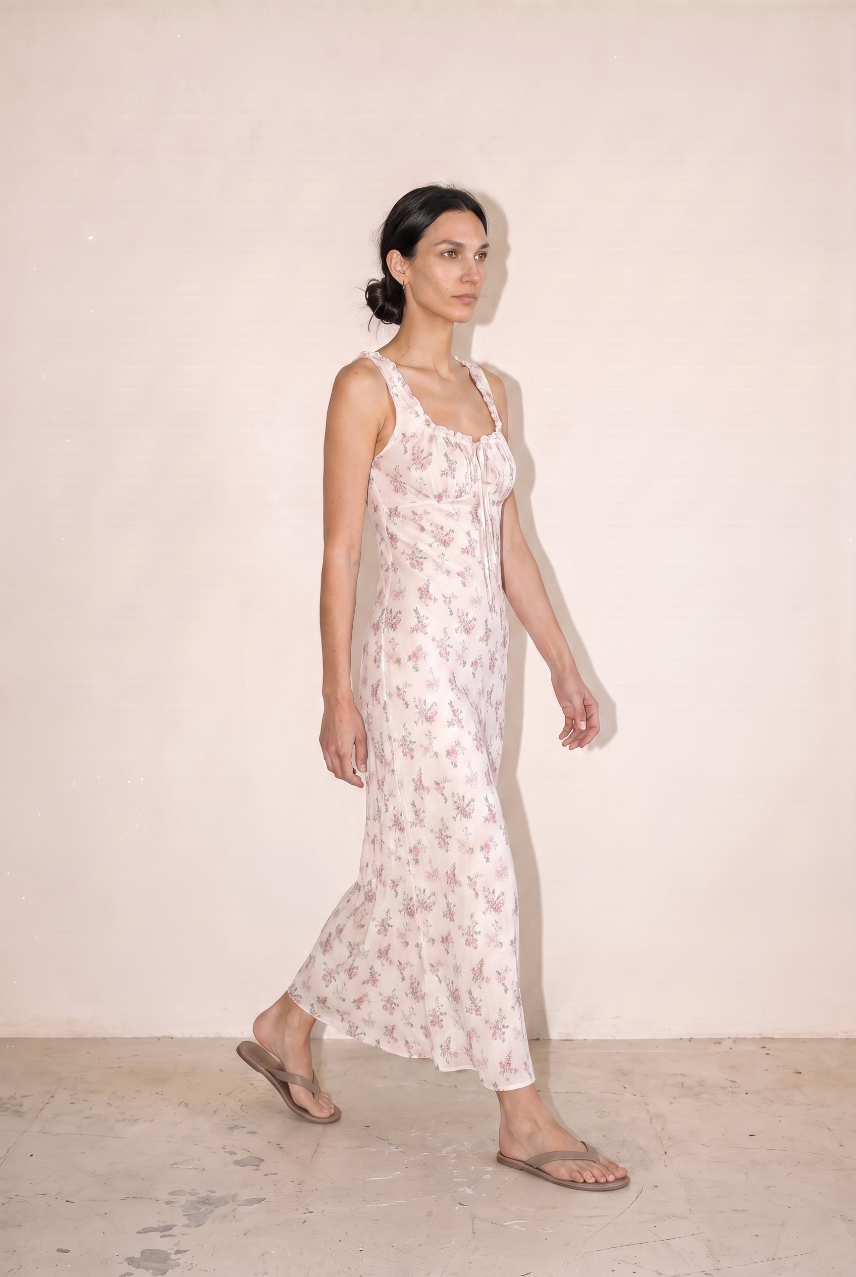 Robe longue Willow à fleurs, dos nu, détails en dentelle et liens à nouer, blanc cassé